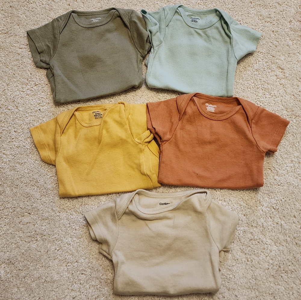 Gerber ~ 5 Onesies ~ Newborn